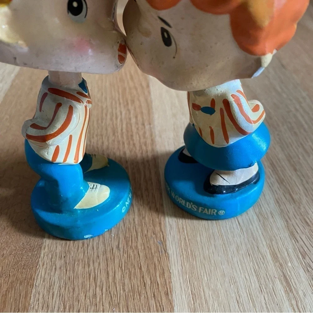 NEW YORK WORLD'S FAIR KISSING BOBBLEHEAD NODDERS Vintage 1963 Pair